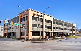 La Quinta Inn & Suites By Wyndham Indianapolis Downtown